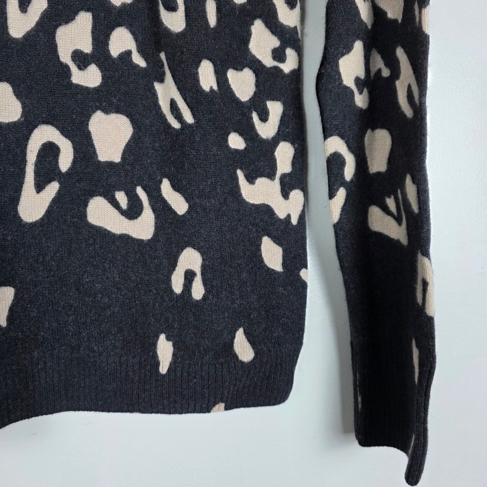 Bloomingdale's Cashmere Reverse Leopard Print Crew Neck Sweater XS Black Tan - Picture 5 of 6